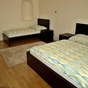 apartments-tronicek.praguehotelsweb.com/